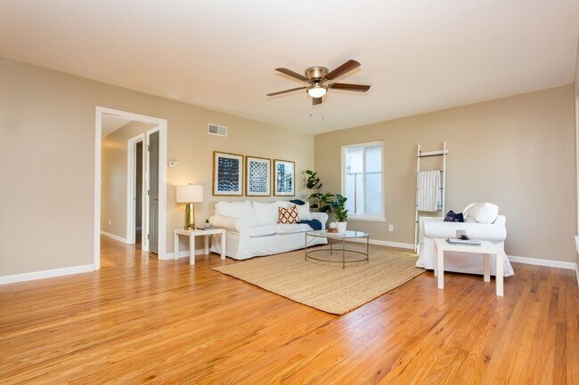 Foto del edificio - PARADISE HLLS BEST KEPT SECRET !!!3 BEDROO...