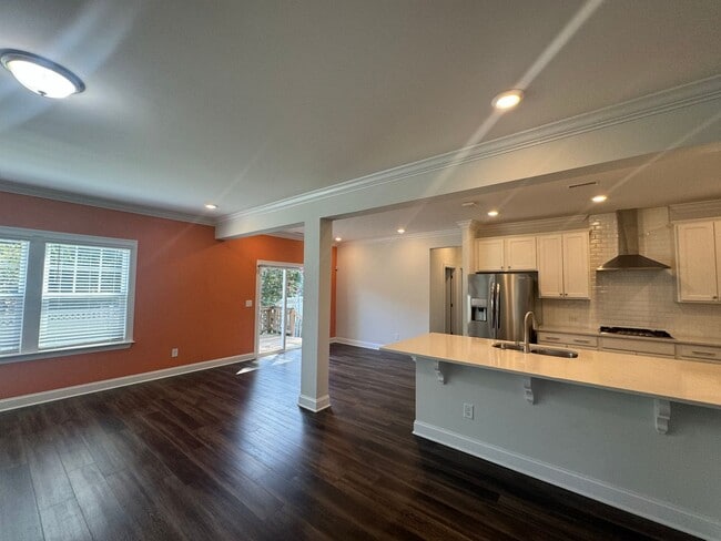 Building Photo - Spacious 5 Bed, 4 Bath Single Family home ...