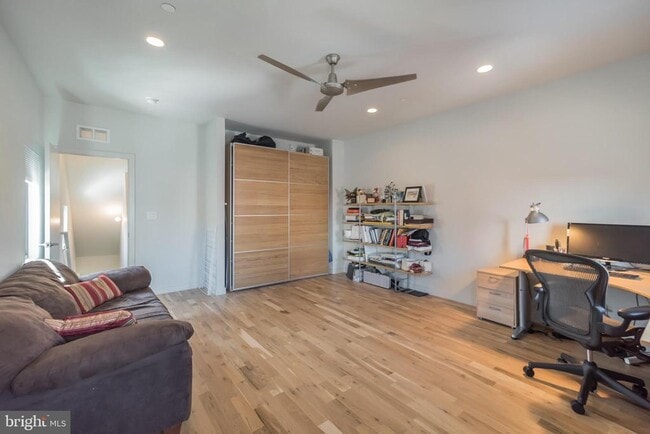 Building Photo - 439 Moyer St