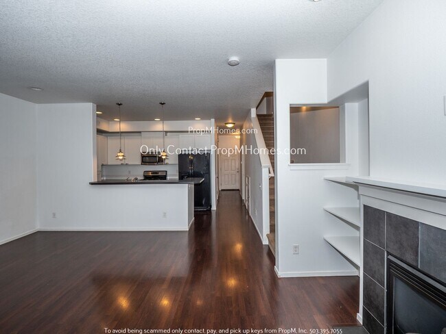 Foto del edificio - Three Bedroom Craftsman Amberglen Townhome! DEPOSIT SPECIAL