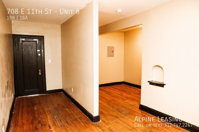 Building Photo - 708 E 11th St
