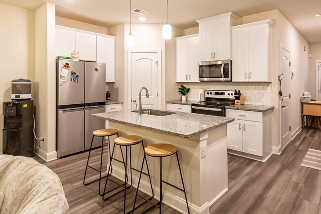 Building Photo - 3/2.5 Townhome w/ Garage. Great Location!