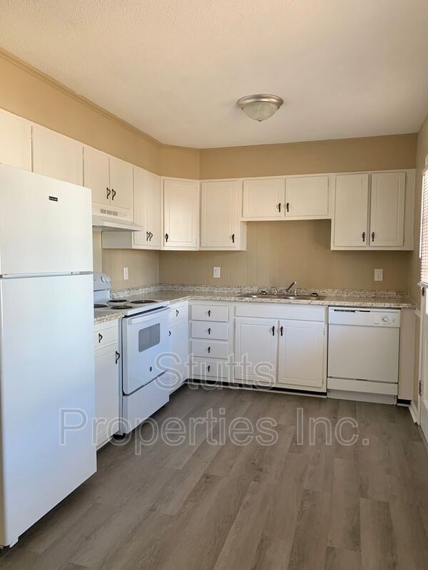 Building Photo - 1975 Darby Dr