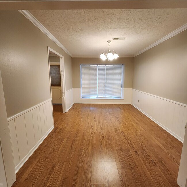 Foto del edificio - 3 Bedroom Home Available in October!