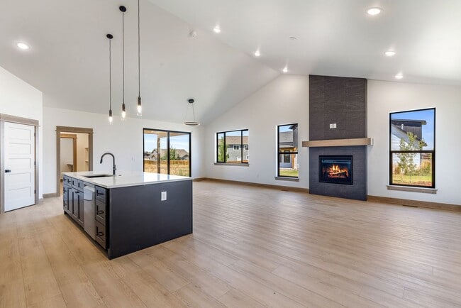 Foto del edificio - Brand New-Gorgeous 4 Bedroom Home! 3 Car G...