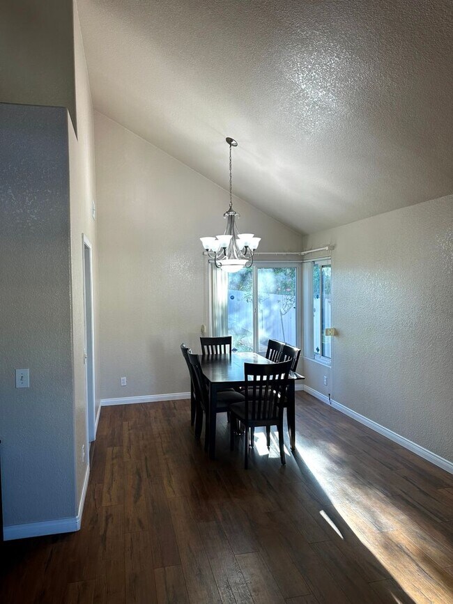 Foto del edificio - Move in Ready 3bed/3bath, beautiful backyard