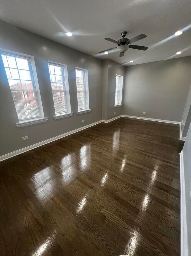 Foto del edificio - 3257 W Warren Blvd