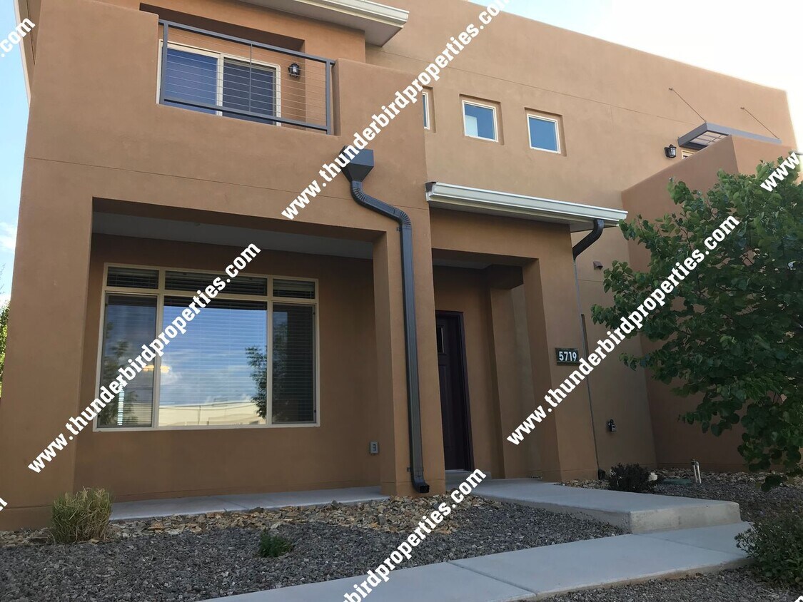 Primary Photo - Stunning Mesa Del Sol Home