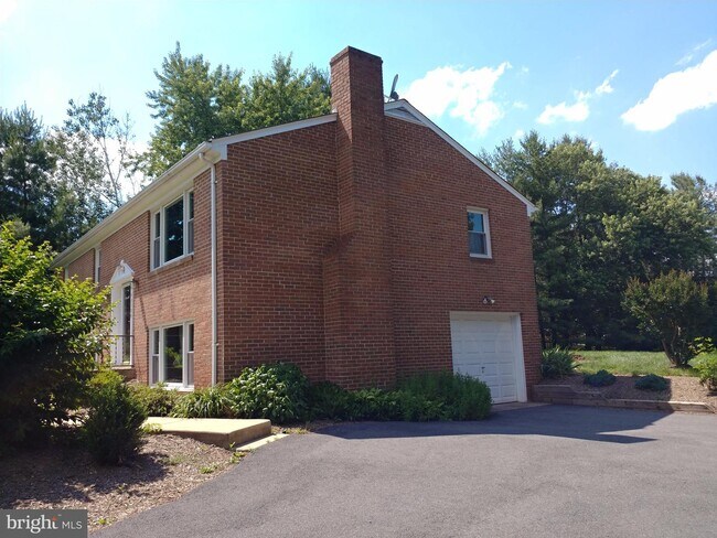 Building Photo - 43594 Hay Rd