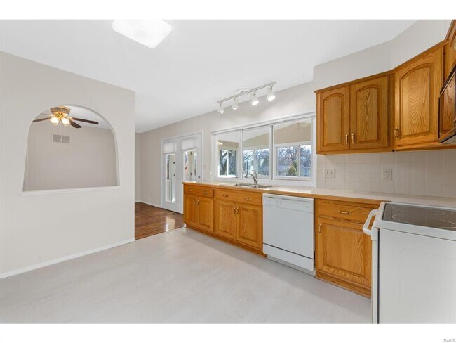 Building Photo - 596 Golfwood Dr