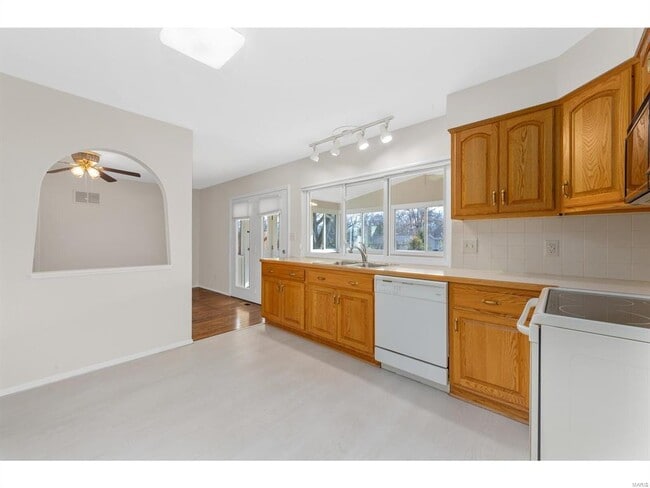 Foto del edificio - 596 Golfwood Dr