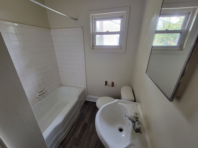 Building Photo - 2 Bedroom Apartment!
