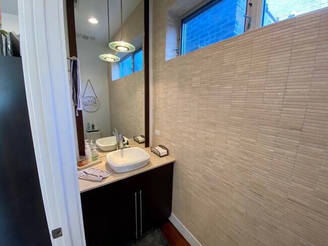 Foto del edificio - 2738 N Southport Ave
