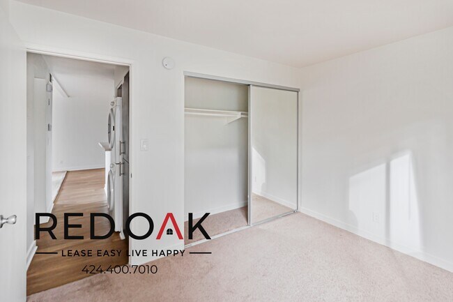Foto del edificio - ~2 Months FREE~ Incredible Two Bedroom wit...