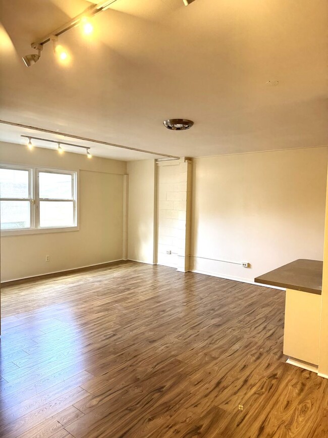 Building Photo - Highly Desirable Dowsett - Move-in Ready O...