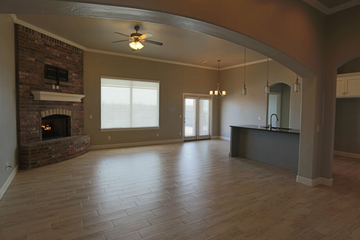 Building Photo - Beautiful 4 bed, 2 bath WITH an Office in Mustang Schools
