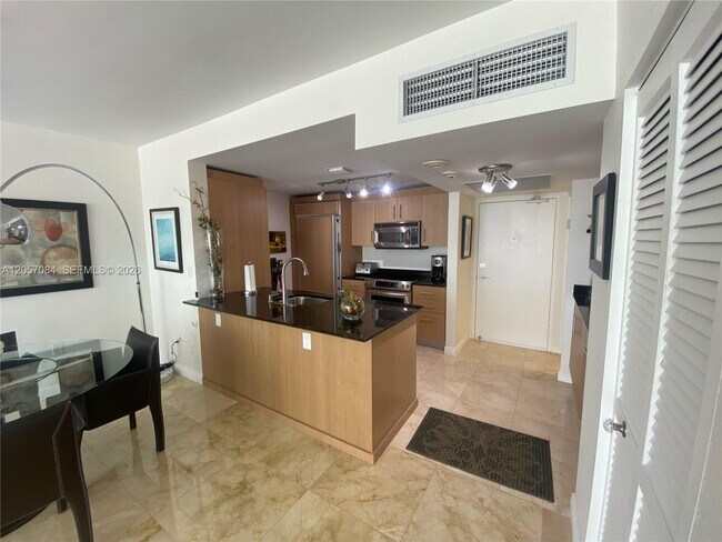 Foto del edificio - 10275 Collins Ave