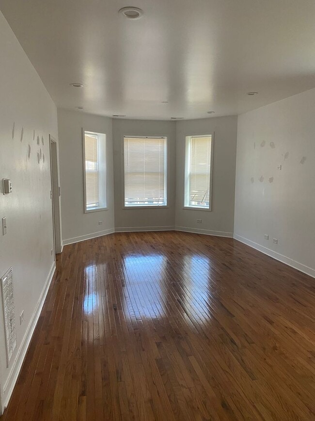 Building Photo - Spacious south side 3-bedroom beauty