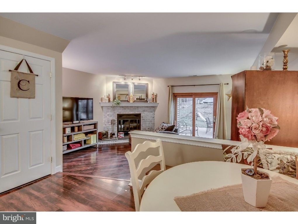 Primary Photo - 996 Beechwood Pl