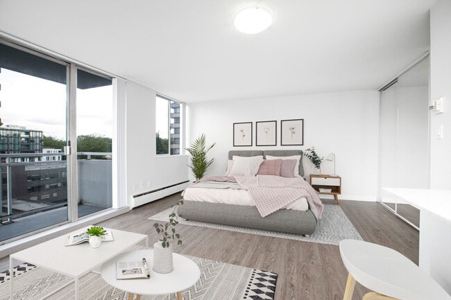 Building Photo - Hollyburn Court