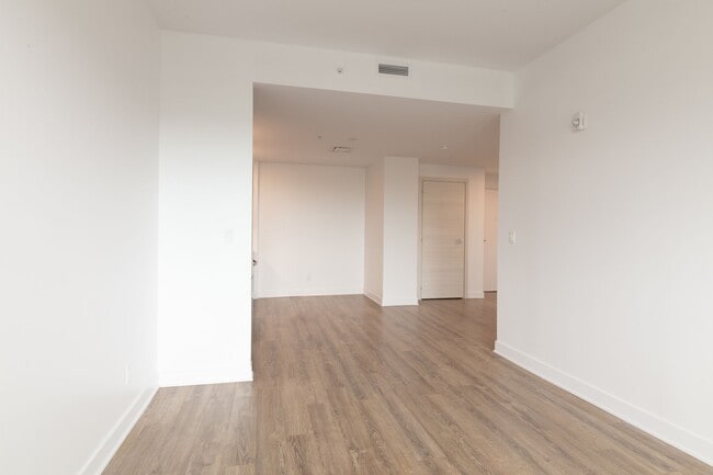 Building Photo - 30 Bd Saint-Joseph E