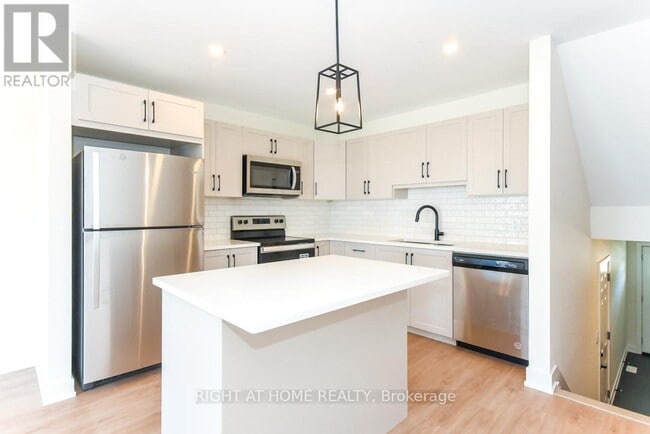 Building Photo - 75 Whitcomb Cres