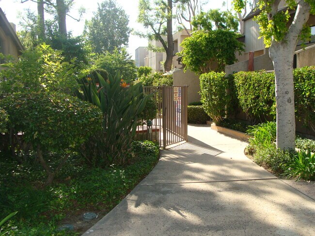 Building Photo - 15153 Magnolia Blvd