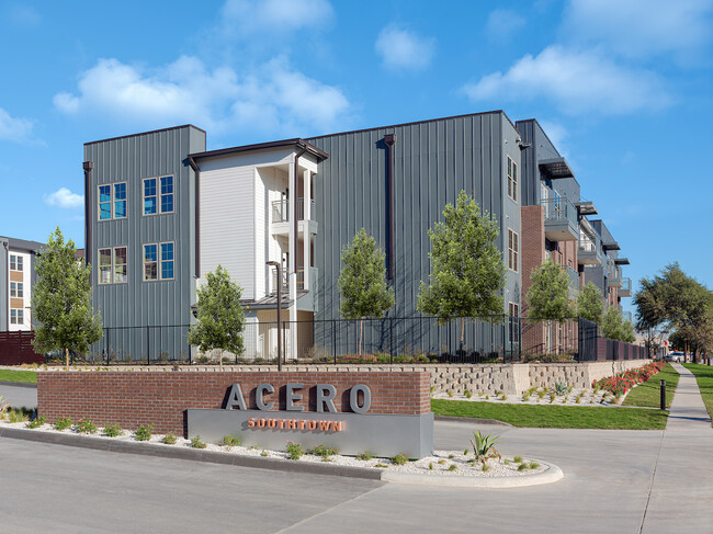 Entrance of Building - Acero