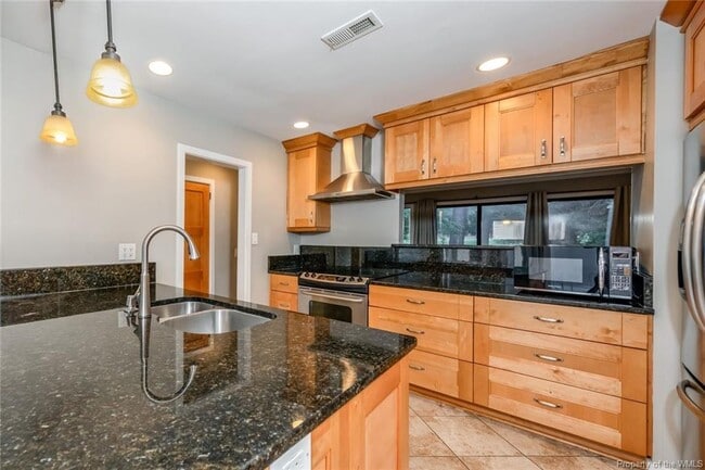 Building Photo - 110 Harrops Glen