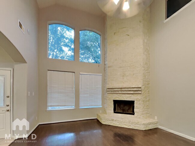 Foto del edificio - 1003 Summer Wood Blvd