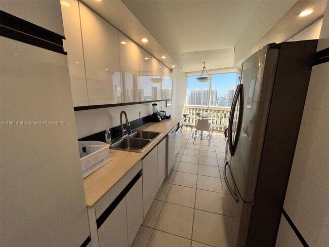 Foto del edificio - 1000 W Island Blvd