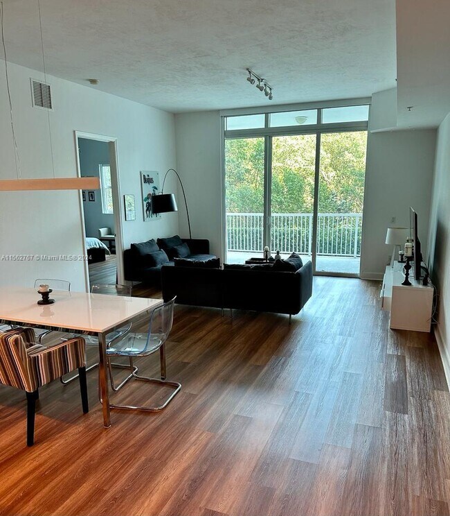 Foto del edificio - 15051 Royal Oaks Ln