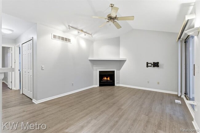 Building Photo - 1563 N Bywood Ave