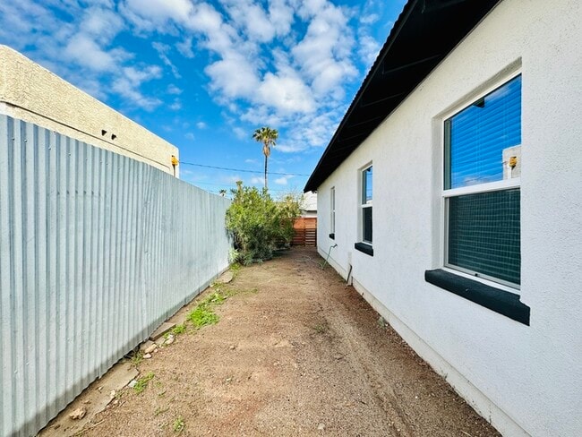 Building Photo - Renovated 3 Bedroom / 3 Bathroom House Nea...