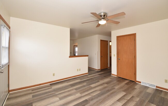 Foto del edificio - 3042 Hamlin Ave