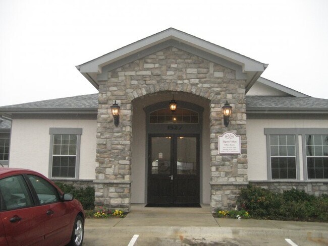Building Photo - 1527 W Sunshine Dr