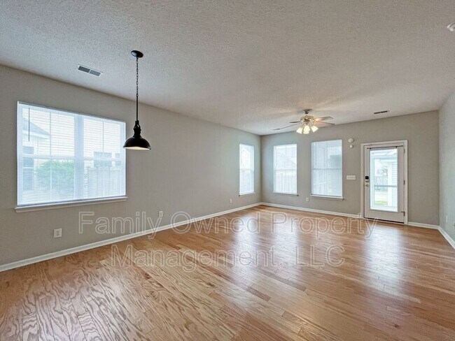 Building Photo - 83 Creekside Dr