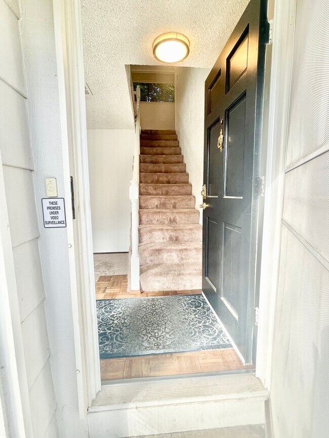 Building Photo - Charming 2 bedroom 2 bathroom in Sacramento!