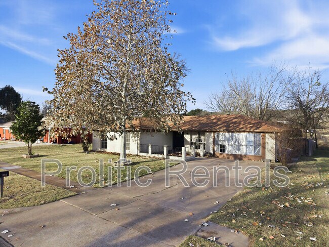 Building Photo - 610 Creek St