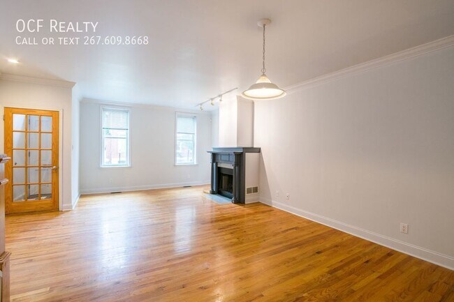 Foto del edificio - Luxury 4 Bedroom Townhouse w Private Deck!