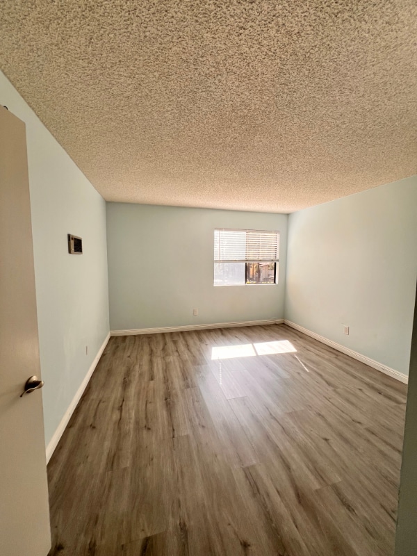 Foto del edificio - 10278 Black Mountain Rd