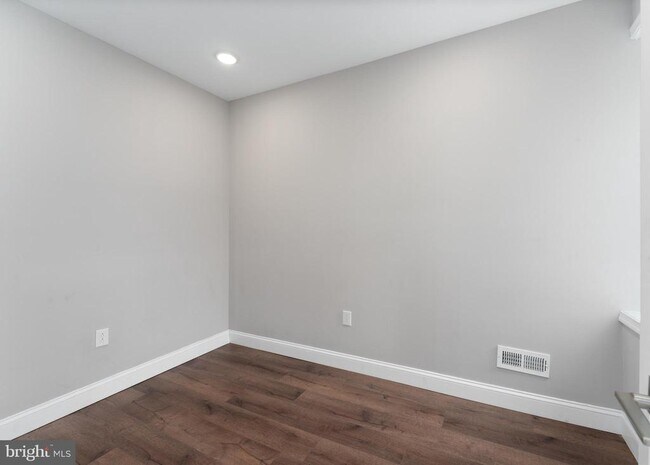 Building Photo - 533 N Paxon St