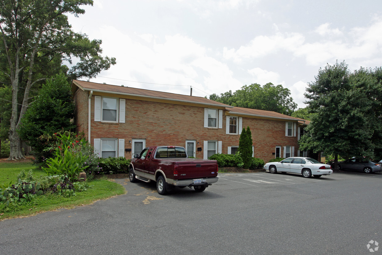 Primary Photo - Skyland Terrace Apartments