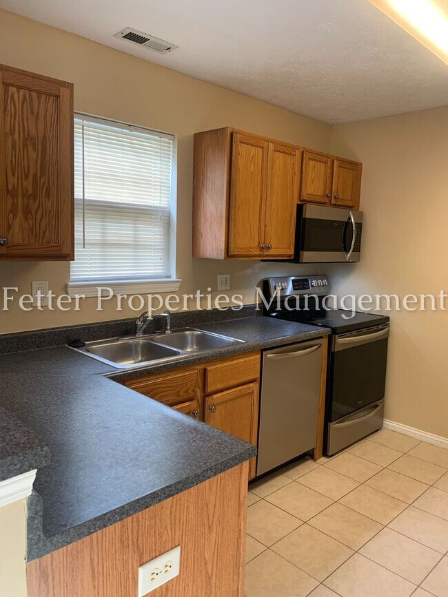 Building Photo - Dazzling Newburgh Home!
