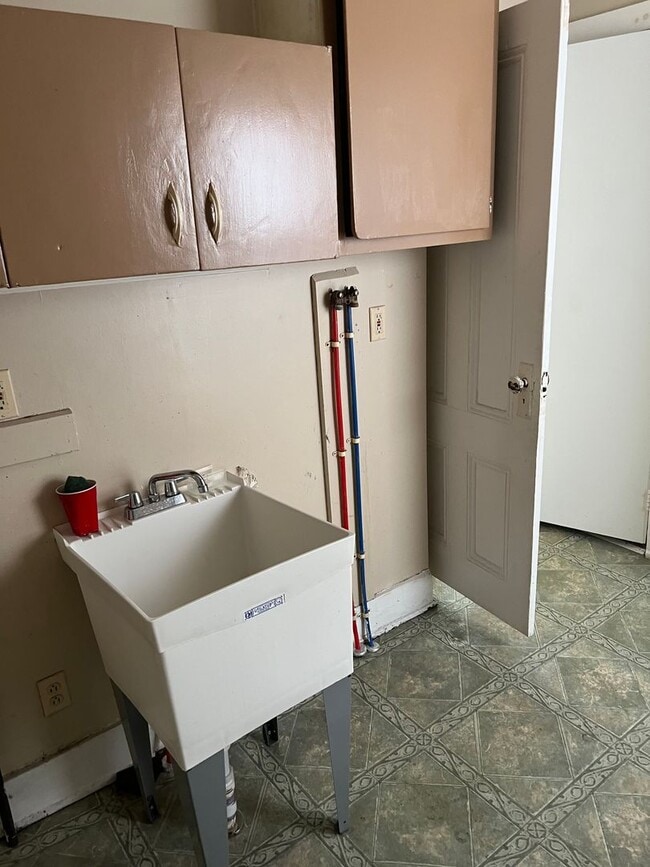 Building Photo - 3 bedroom 2 bath home