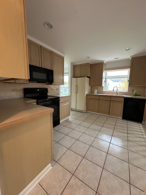 Building Photo - 1555 Brandywyn Ct N