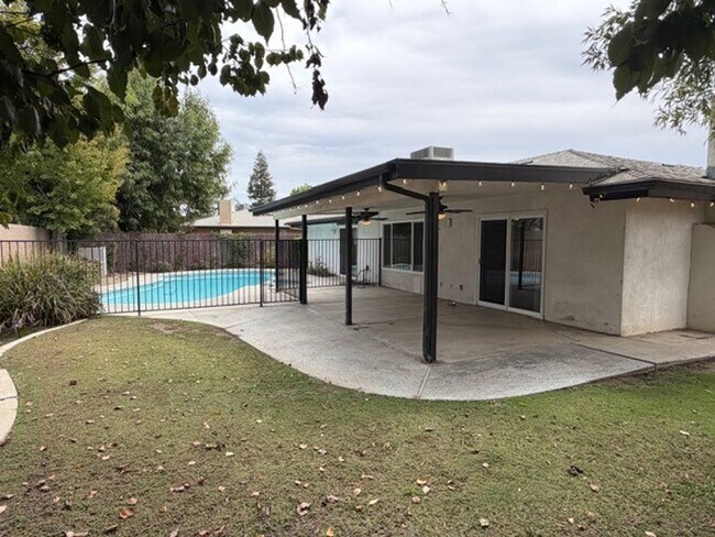 Foto del edificio - 8908 Thurber Ln