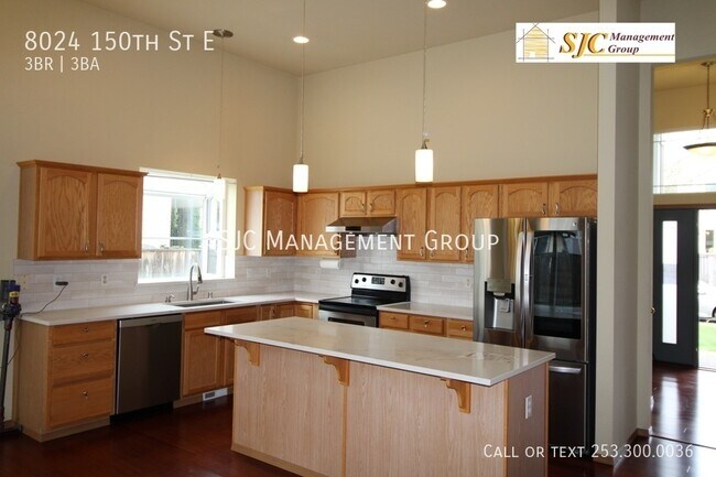 Building Photo - Three bedroom 2.5 bath with bonus space an...