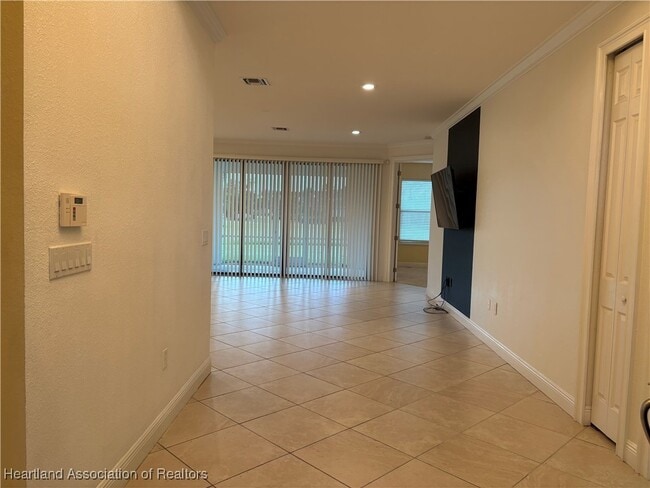 Foto del edificio - 6831 Sun N Lake Blvd