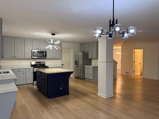 Building Photo - 1015 Bayhill Ln